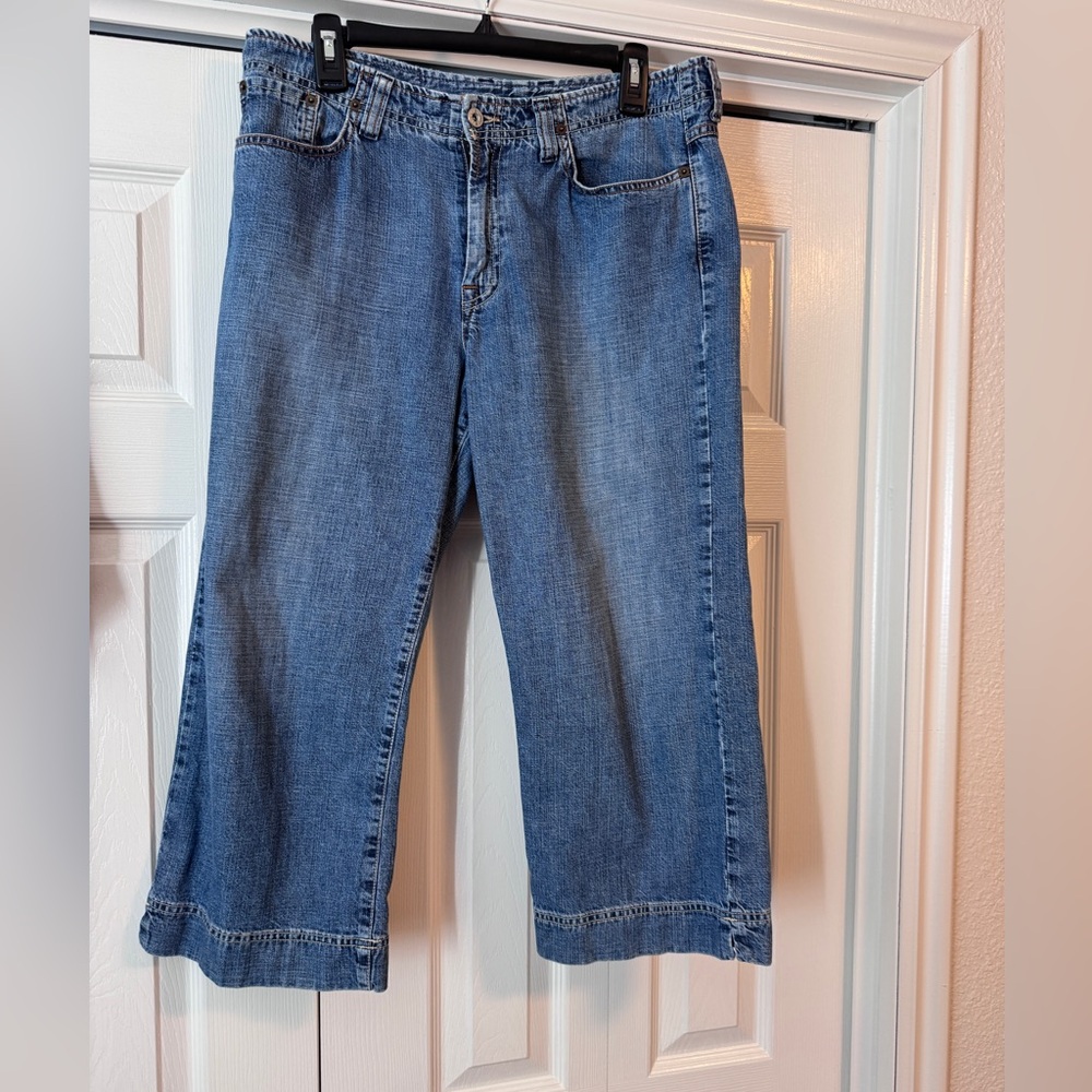 Lucky Brand Light Blue Denim Crop Jeans with Back Pocket Patch
